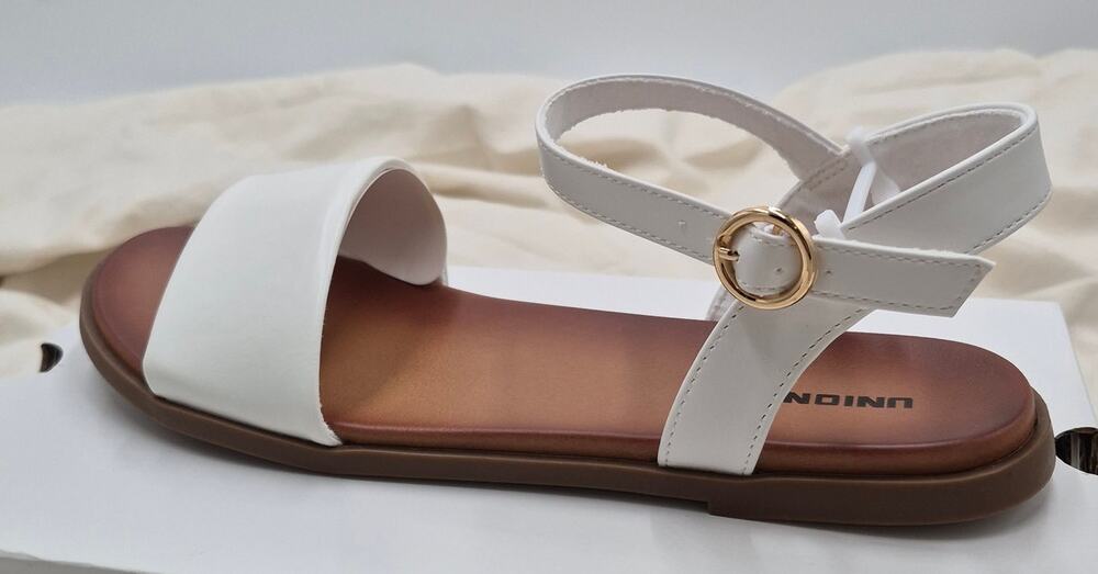 NEW UNIONBAY Regal fashion flat sandal white flat sandals Women's size 8.5M